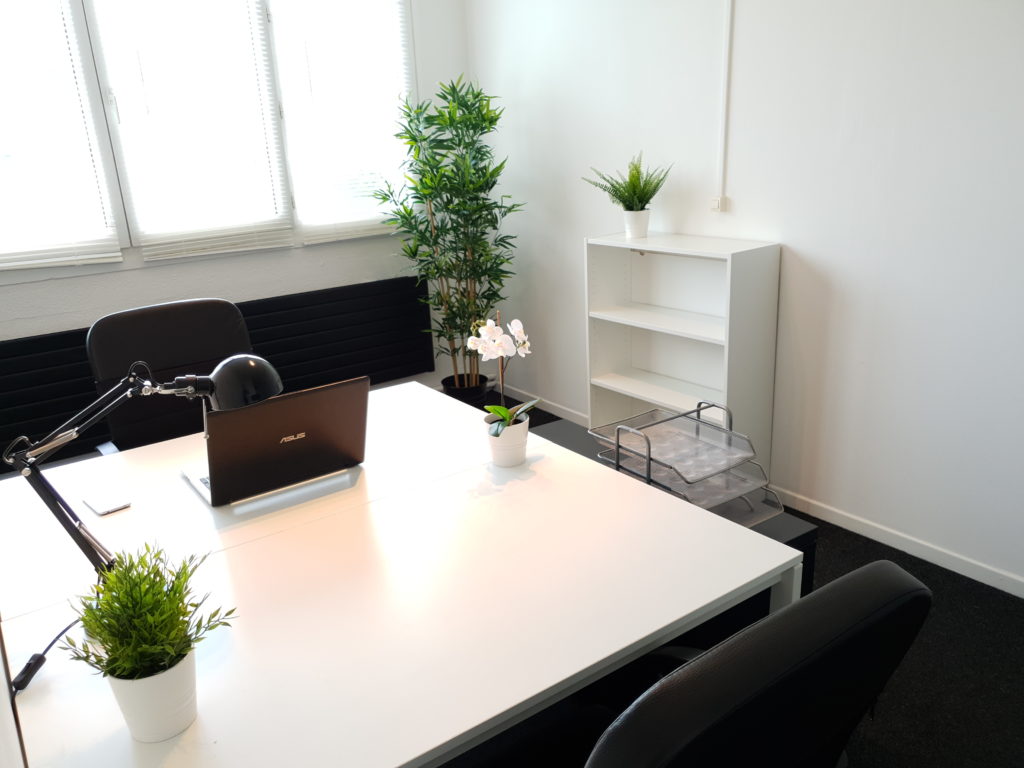Location bureau équipé de 24m2 composé de 2 bureaux blancs 2 chaises noires et une étagère