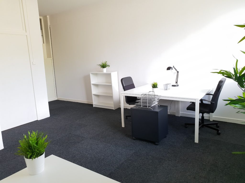Location bureau équipé de 24 m2 composé de 2 postes de travail et une étagère blanche 2 chaises un caisson
